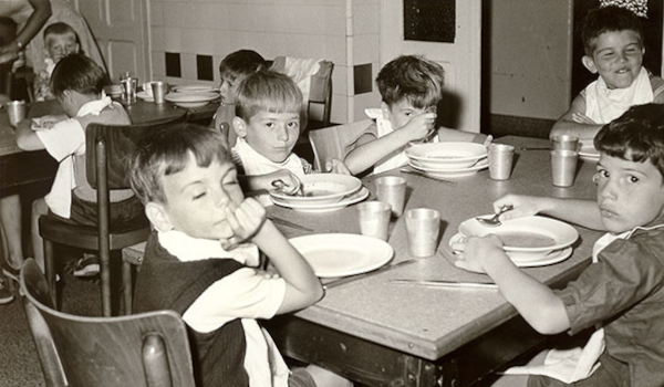 Foto van kinderen die soep aan tafel eten