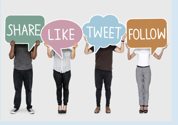 Foto van vier mensen die borden vasthouden met de woorden 'share', 'like', 'tweet' en 'follow'