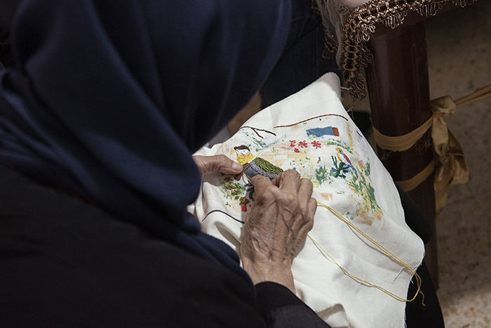 Foto van Syrische vrouw die borduurt